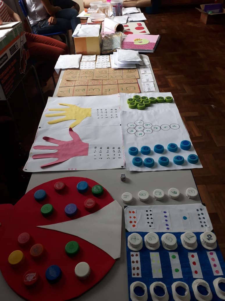 Alunas criam jogos pedagógicos a partir de materiais recicláveis